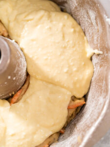 Oster-Rüebli-Gugelhupf mit Käsekern, Frischkäse-Frosting & Schoko-Möhren-Deko