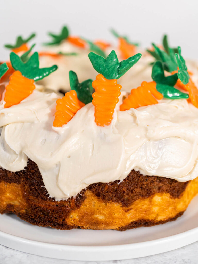 Oster-Rüebli-Gugelhupf mit Käsekern, Frischkäse-Frosting & Schoko-Möhren-Deko