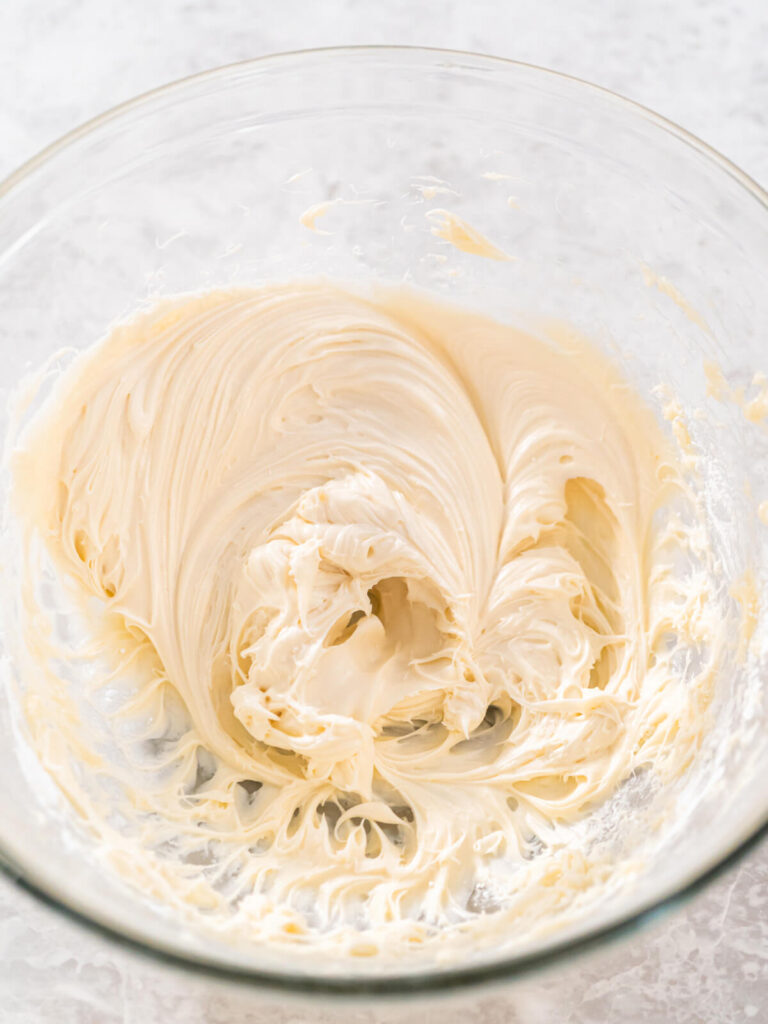 Oster-Rüebli-Gugelhupf mit Käsekern, Frischkäse-Frosting & Schoko-Möhren-Deko