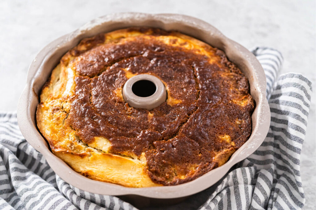Oster-Rüebli-Gugelhupf mit Käsekern, Frischkäse-Frosting & Schoko-Möhren-Deko