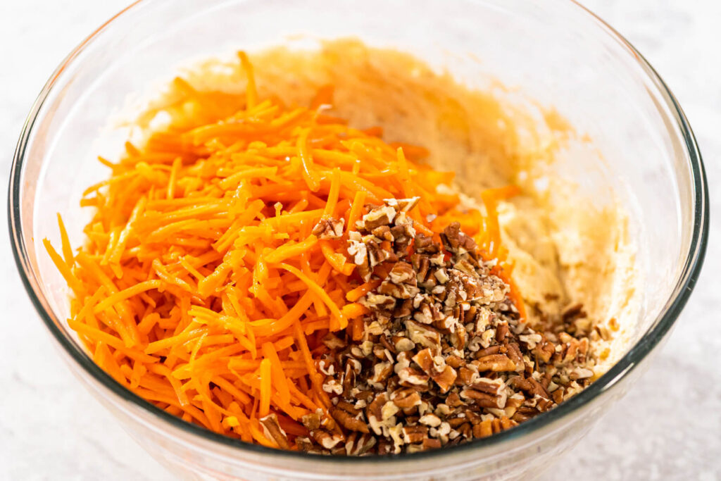 Oster-Rüebli-Gugelhupf mit Käsekern, Frischkäse-Frosting & Schoko-Möhren-Deko