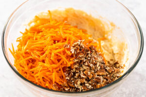 Oster-Rüebli-Gugelhupf mit Käsekern, Frischkäse-Frosting & Schoko-Möhren-Deko