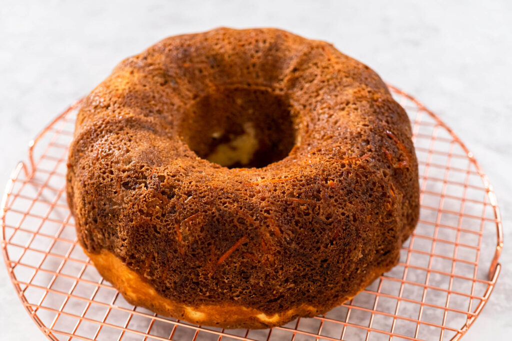 Oster-Rüebli-Gugelhupf mit Käsekern, Frischkäse-Frosting & Schoko-Möhren-Deko