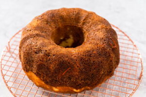 Oster-Rüebli-Gugelhupf mit Käsekern, Frischkäse-Frosting & Schoko-Möhren-Deko