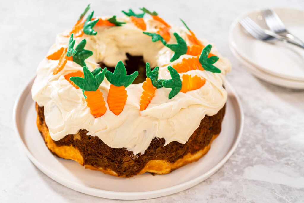Oster-Rüebli-Gugelhupf mit Käsekern, Frischkäse-Frosting & Schoko-Möhren-Deko