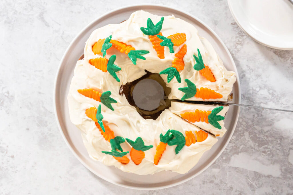 Oster-Rüebli-Gugelhupf mit Käsekern, Frischkäse-Frosting & Schoko-Möhren-Deko