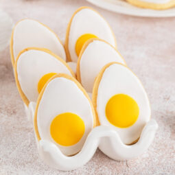 Oster-Spiegelei-Cookies – Lustige Kekse mit Zuckerglasur für Kinder