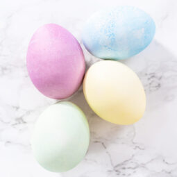 Ostereier mit Lebensmittelfarbe färben