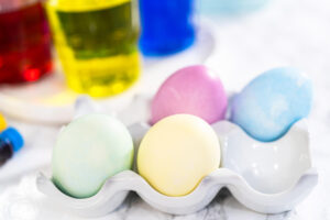 Ostereier mit Lebensmittelfarbe färben