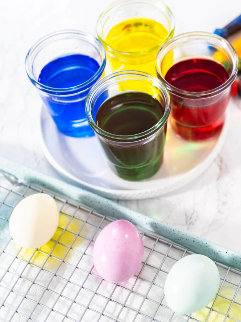 Ostereier mit Lebensmittelfarbe färben