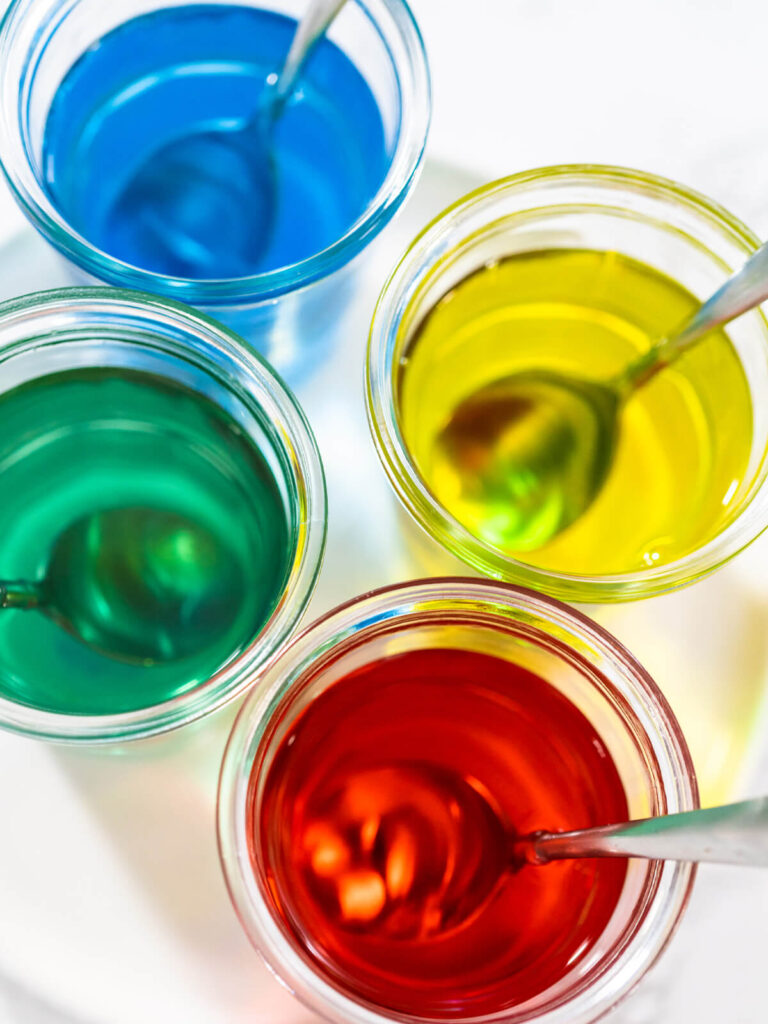 Ostereier mit Lebensmittelfarbe färben