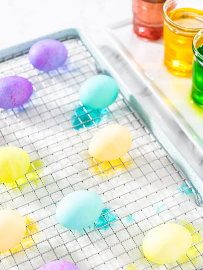 Ostereier mit Lebensmittelfarbe färben