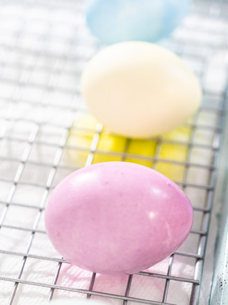 Ostereier mit Lebensmittelfarbe färben