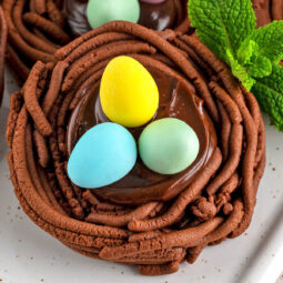 Osterplätzchen „Vogelnester“ – Schoko-Nester mit cremiger Schokofüllung