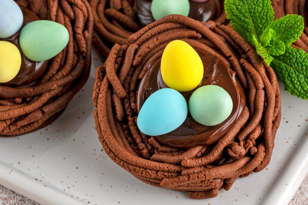 Osterplätzchen „Vogelnester“ – Schoko-Nester mit cremiger Schokofüllung
