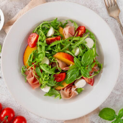 Pfirsich-Prosciutto-Salat mit Mozzarella