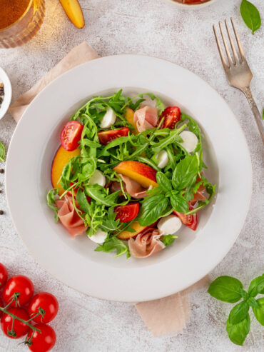 Pfirsich-Prosciutto-Salat mit Mozzarella