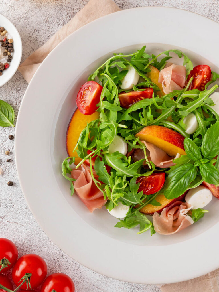 Pfirsich-Prosciutto-Salat mit Mozzarella