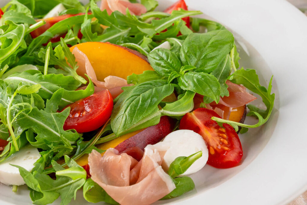 Pfirsich-Prosciutto-Salat mit Mozzarella