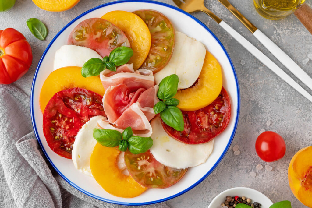 Pfirsich-Tomaten-Salat mit Mozzarella, Prosciutto & Basilikum