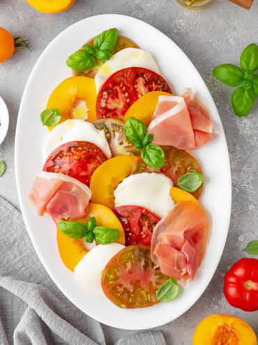 Pfirsich-Tomaten-Salat mit Mozzarella, Prosciutto & Basilikum