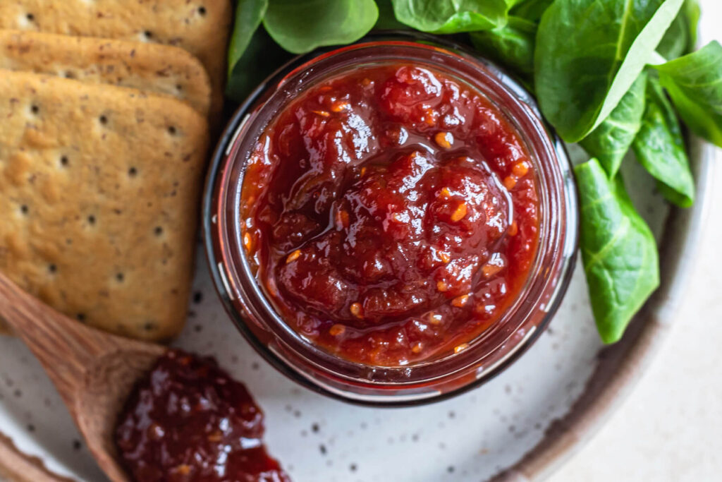 Pikante Tomatenkonfitüre zu Fleisch