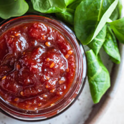 Pikante Tomatenkonfitüre zu Fleisch