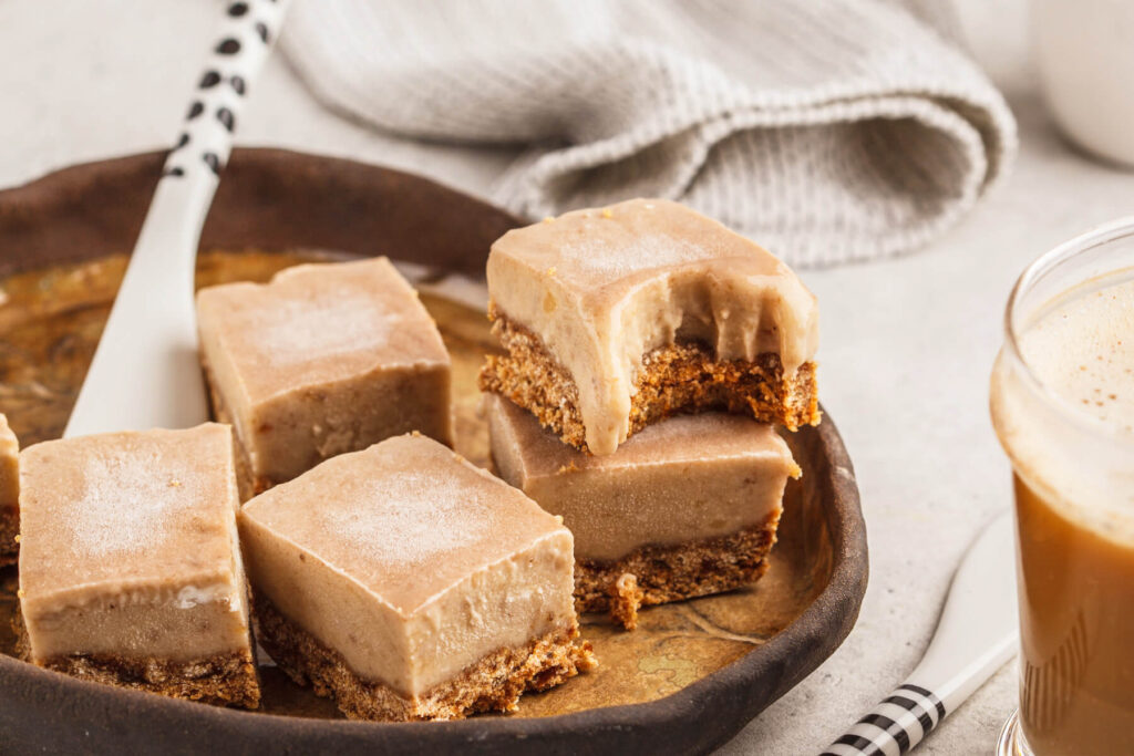 Raw Coffee Fudge Bars - Cremige Schnitten auf Dattel-Nuss-Basis