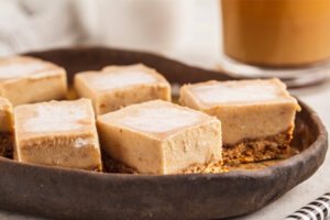 Raw Coffee Fudge Bars - Cremige Schnitten auf Dattel-Nuss-Basis