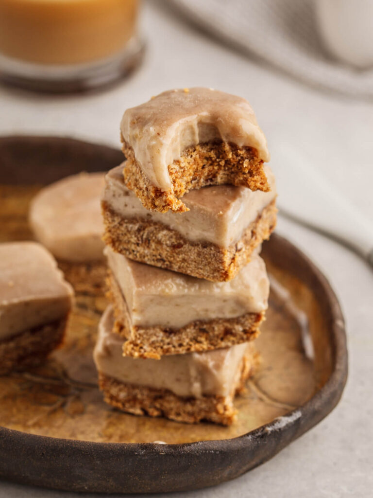 Raw Coffee Fudge Bars - Cremige Schnitten auf Dattel-Nuss-Basis