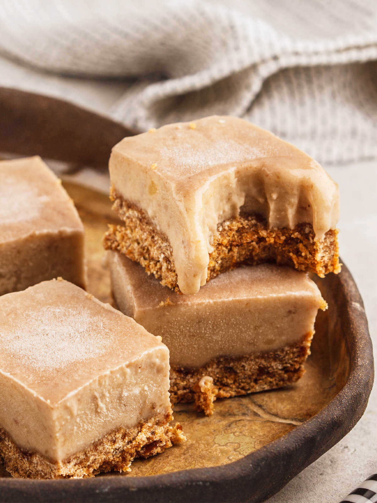 Raw Coffee Fudge Bars - Cremige Schnitten auf Dattel-Nuss-Basis