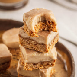 Raw Coffee Fudge Bars - Cremige Schnitten auf Dattel-Nuss-Basis