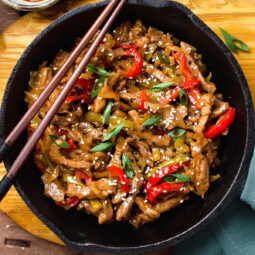 Rindfleisch-Stir-Fry mit Paprika, Zwiebeln und würziger Sojasauce