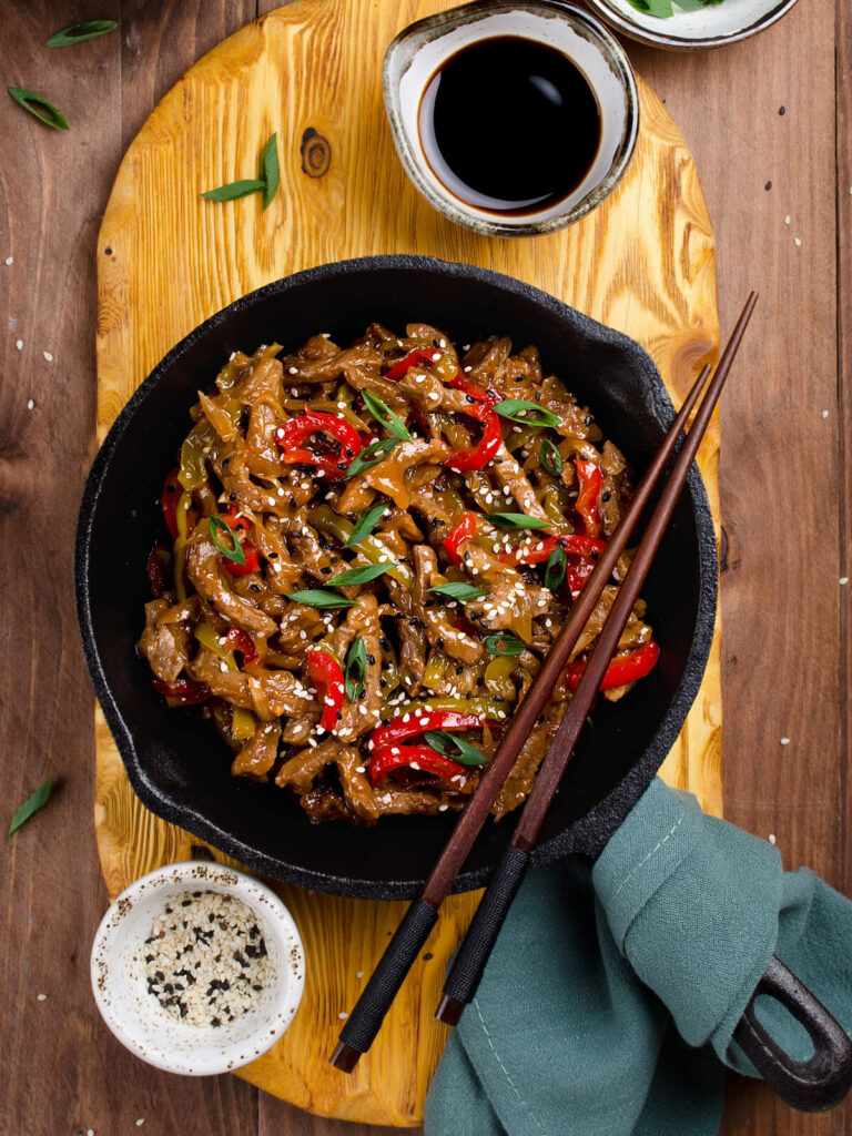 Rindfleisch-Stir-Fry mit Paprika, Zwiebeln und würziger Sojasauce