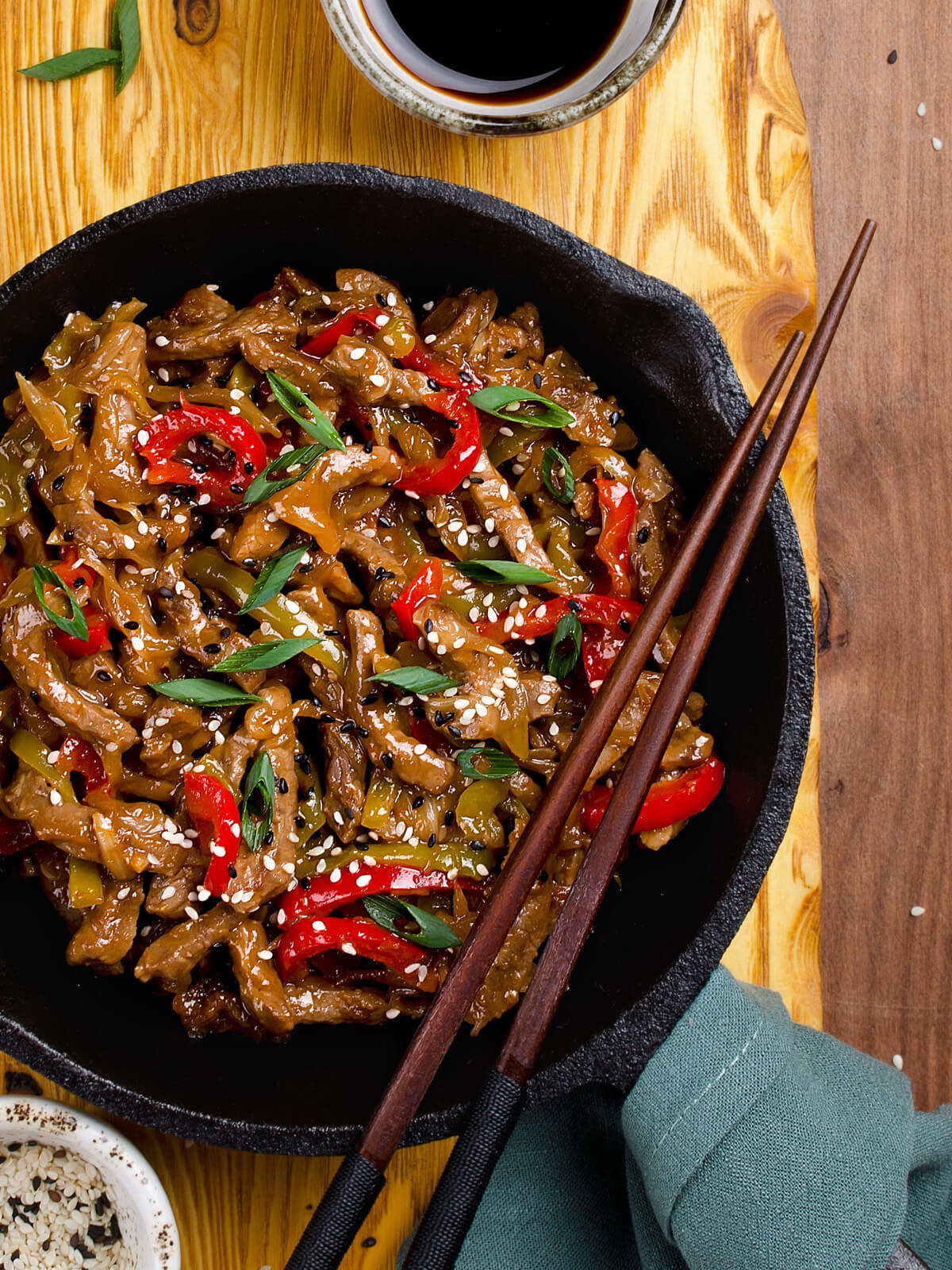 Rindfleisch-Stir-Fry mit Paprika, Zwiebeln und würziger Sojasauce