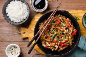 Rindfleisch-Stir-Fry mit Paprika, Zwiebeln und würziger Sojasauce