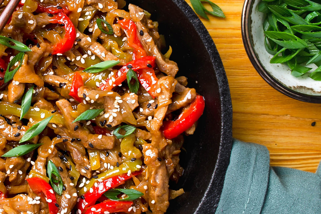 Rindfleisch-Stir-Fry mit Paprika, Zwiebeln und würziger Sojasauce