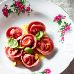 Rote-Bete-Cappelletti mit Käse & Knoblauch-Confit