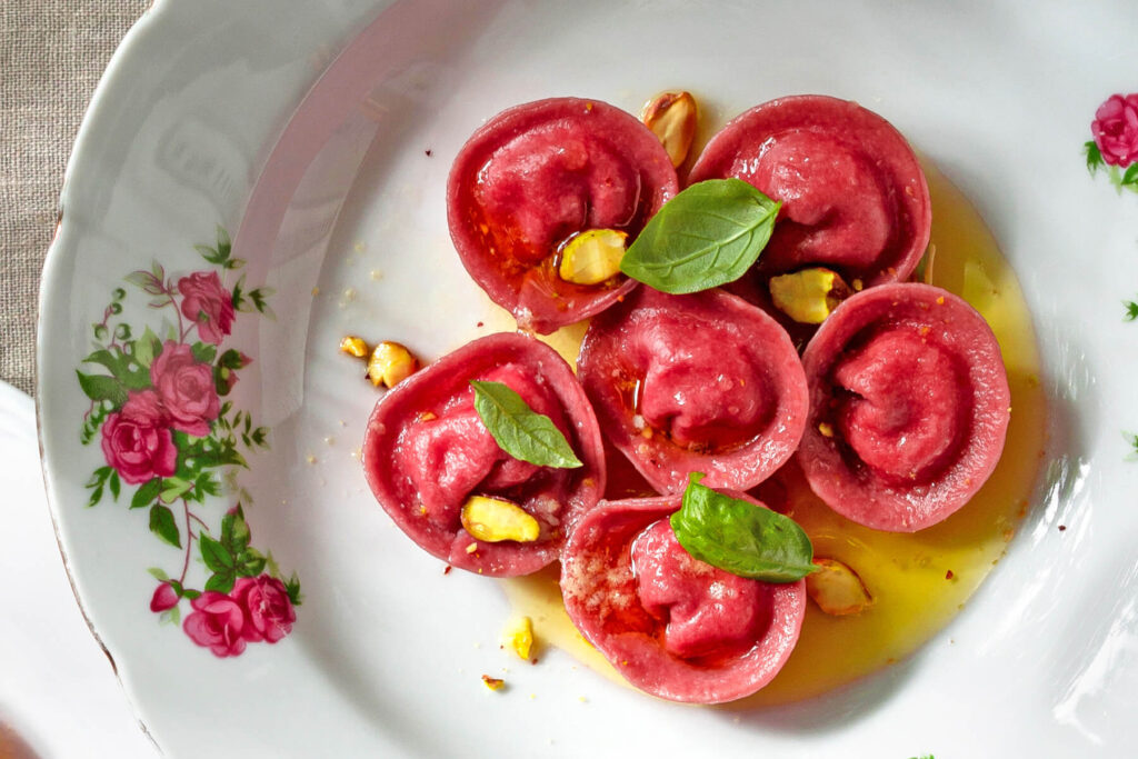 Rote-Bete-Cappelletti mit Käse & Knoblauch-Confit