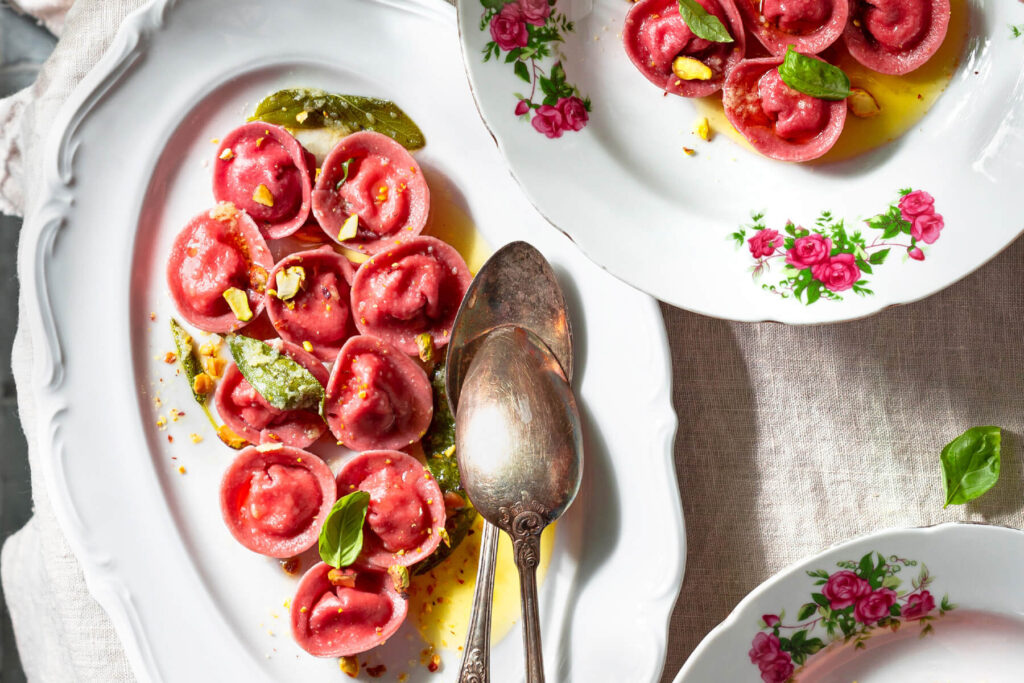 Rote-Bete-Cappelletti mit Käse & Knoblauch-Confit