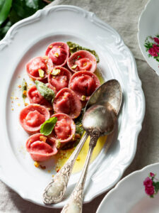 Rote-Bete-Cappelletti mit Käse und Knoblauch-Confit