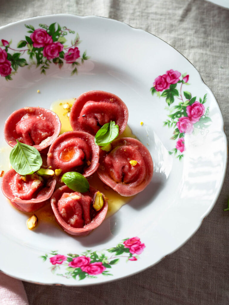 Rote-Bete-Cappelletti mit Käse & Knoblauch-Confit