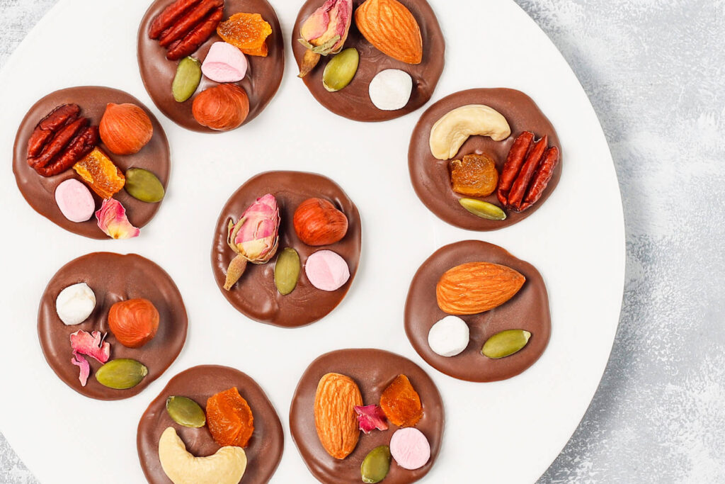 Schokoladen-Mendiants – Französische Schokoladentaler mit Nüssen und Trockenfrüchten