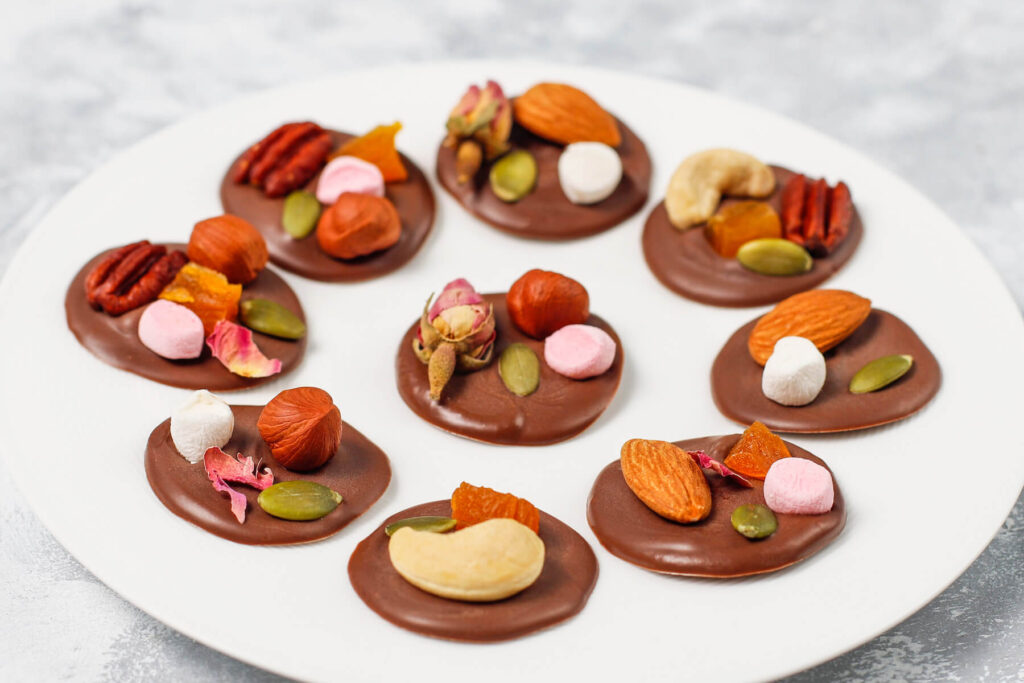 Schokoladen-Mendiants – Französische Schokoladentaler mit Nüssen und Trockenfrüchten