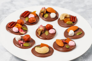 Schokoladen-Mendiants – Französische Schokoladentaler mit Nüssen und Trockenfrüchten