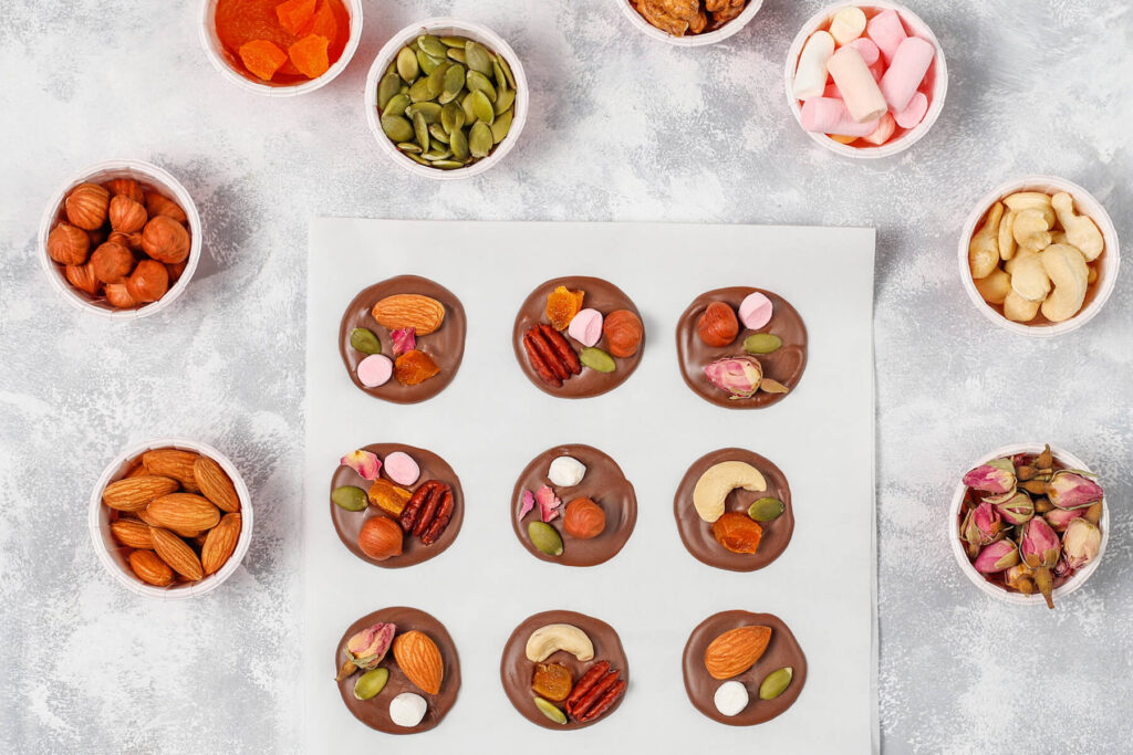 Schokoladen-Mendiants – Französische Schokoladentaler mit Nüssen und Trockenfrüchten