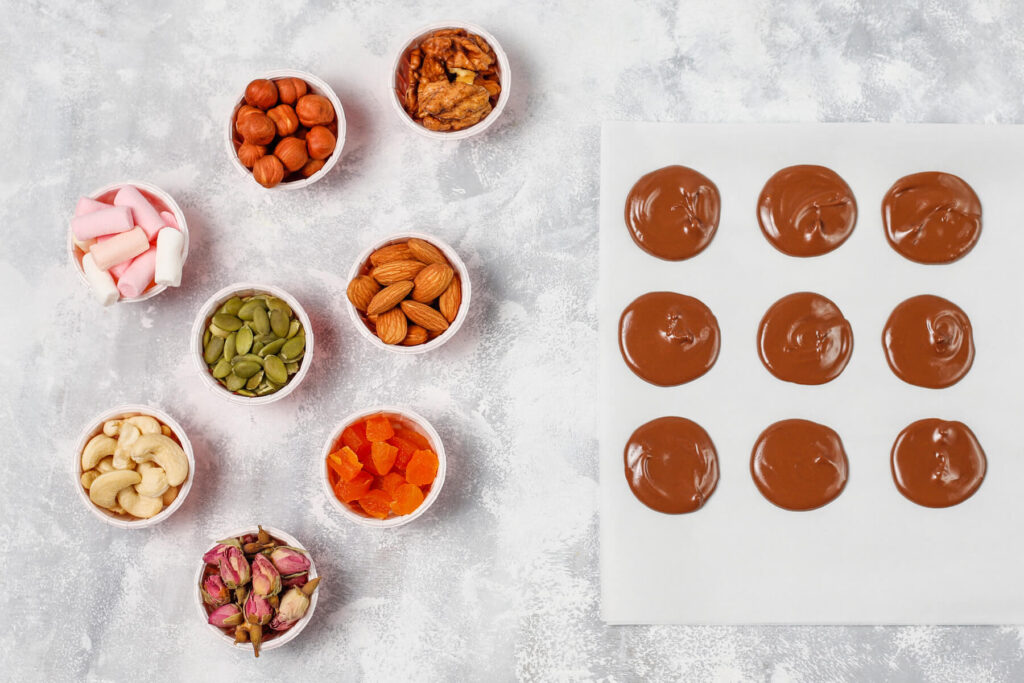 Schokoladen-Mendiants – Französische Schokoladentaler mit Nüssen und Trockenfrüchten