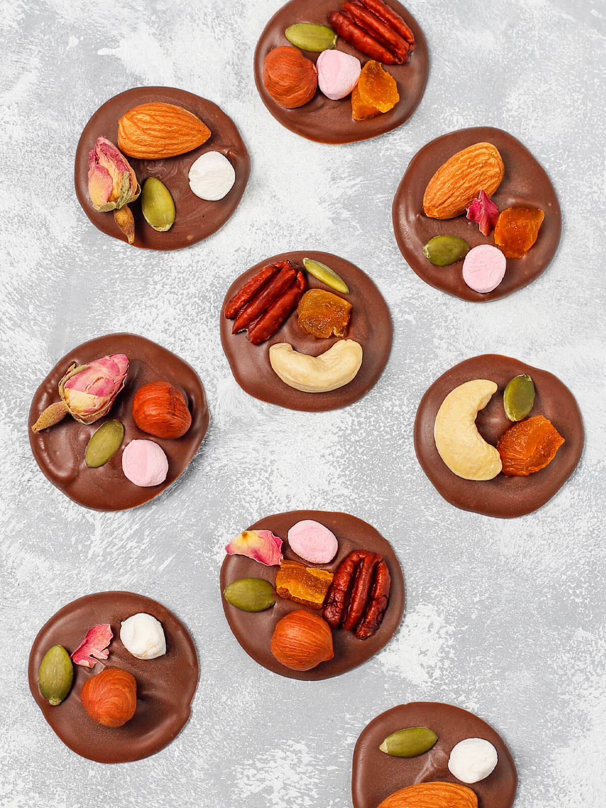 Schokoladen-Mendiants – Französische Schokoladentaler mit Nüssen und Trockenfrüchten