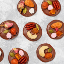 Schokoladen-Mendiants – Französische Schokoladentaler mit Nüssen und Trockenfrüchten