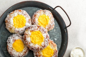 Skoleboller - Norwegische Hefebrötchen mit Vanillecreme und Kokosraspeln
